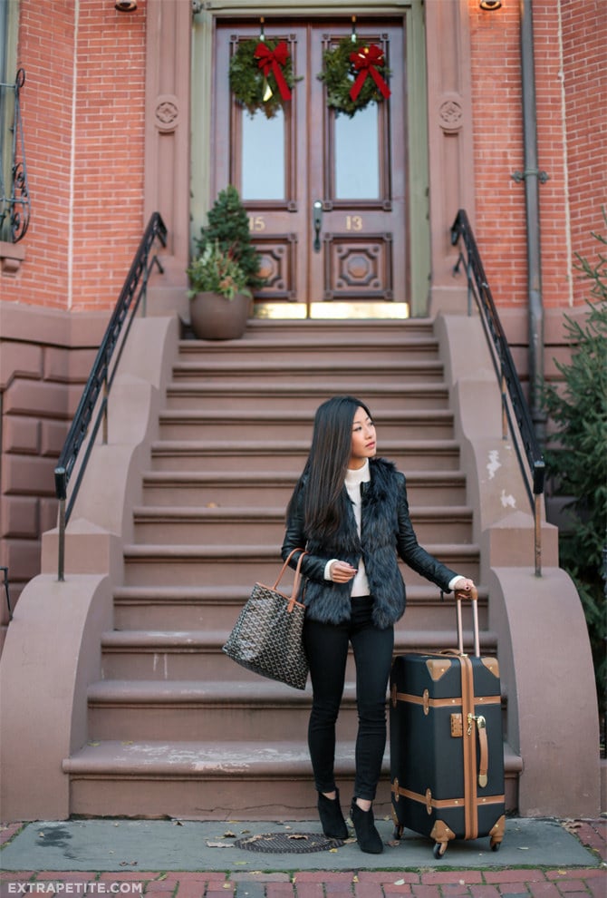 all-black-winter-travel-outfit