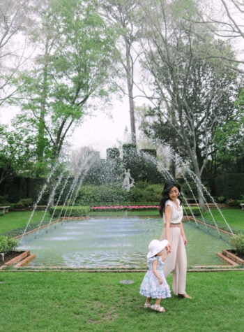 mom and toddler family photo outfits