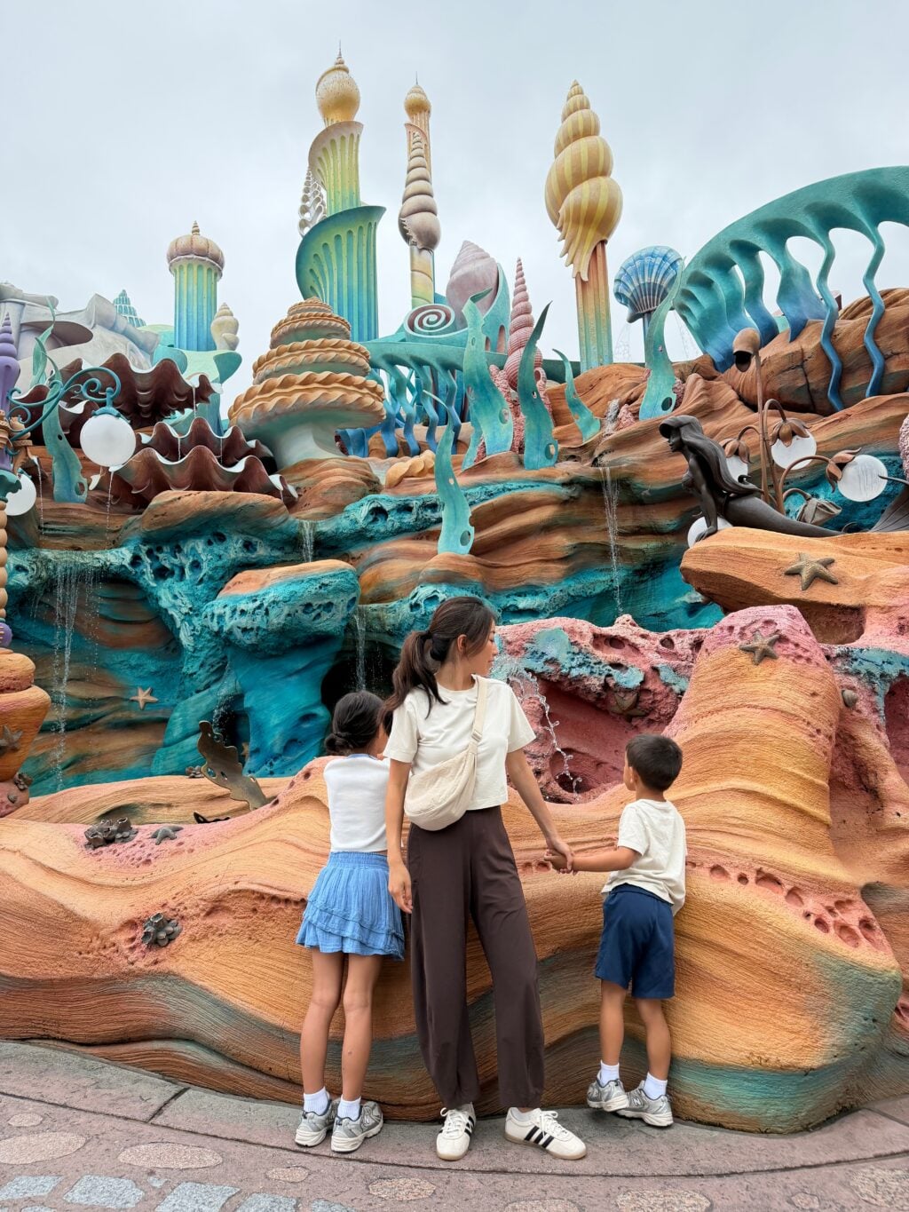 visiting disneysea and disneyland tokyo with kids for a day trip
